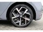 Volkswagen ID.3 Pro 59 kWh 204PK / 150kW, Elektrisch verstelbare ErgoActive bestuurdersstoel met geheugen- en massagefunctie, achteruitrijcamera (Rear View), navigatie 19" 'Wellington' LMV, keyless entry, adaptieve cruise control (ACC) met Travel Assist, privacy glas, parkeerassistent (Park Assist), verwarmbare voorstoelen, verwarmbaar multifunctioneel lederen stuurwiel, draadloze telefoonlader, Android Auto & Apple Carplay etc.