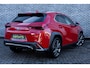 Lexus UX 250h F Sport First Edition | Triple LED Koplampen | Achteruitrijcamera | Parkeersensoren | Keyless Entry | Elektrische Achterklep | Elektrisch Verstelbare Voorstoelen | Stoelverwarming | Cruise Control Adaptief | Dodehoekdetectie | Navigatie