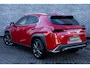 Lexus UX 250h F Sport First Edition | Triple LED Koplampen | Achteruitrijcamera | Parkeersensoren | Keyless Entry | Elektrische Achterklep | Elektrisch Verstelbare Voorstoelen | Stoelverwarming | Cruise Control Adaptief | Dodehoekdetectie | Navigatie