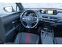 Lexus UX 250h F Sport First Edition | Triple LED Koplampen | Achteruitrijcamera | Parkeersensoren | Keyless Entry | Elektrische Achterklep | Elektrisch Verstelbare Voorstoelen | Stoelverwarming | Cruise Control Adaptief | Dodehoekdetectie | Navigatie