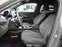 Peugeot e-2008 EV Allure Avantage 54 kWh | Fase 3 laden | SOH 99% | Navigatie | Camera voor + achter | Apple carplay | 14.000km | NL auto |
