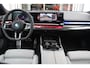 BMW 5-Serie 550e 490PK xDRIVE | BMW INTERGRAL ACTIVE STEERING (4 WIELBESTURING) | M SPORT PRO | PANORAMA DAK | BOWERS & WILKINS PREMIUM AUDIOSYSTEM | STUUR VERWARMING | 20" LICHTMETALEN VELGEN | ICONIC GLOW GRILL | ZONNESCHERM ACHTERRUIT ELEKTRISCH | INTERIEURLIJSTEN M DONKERZILVER/CARBON FIBER | DRIVING ASSISTANT PLUS | SHADOW LINE | INNOVATIE PAKKET | TRAVEL PAKKET | COMFORT PAKKET (AUTOMATISCHE AIRCONDITIONING 4 ZONES MET AUTOMATISCHE LUCHTCIRCULATIEFUNCTIE, STOELVERWARMING VOOR + ACHTER, STOELEN ELEKTRISCH VERSTELBAAR MET MEMORY, ACTIEVE STOELVENTILATIE VOOR) | BMW INDIVIDUAL LEER MERINO SILVERSTONE/ATLAS GRIJS | COMFORT ACCES | DRAADLOZE TELEFOONLADER | DRAADLOZE APPLE CARPLAY/ANDROID AUTO | NAVIGATIE PROFFESIONAL | SFEER VERLICHTING | 360° CAMERA | ELEKTRISCH BEDIENBARE ACHTERKLEP | HEAD UP DISPLAY | ELEKTRISCH BEDIENBAAR STUURKOLOM | BMW INDIVIDUAL TANSANIT BLAU |