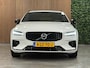 Volvo V60 T8 AWD Recharge Plus Dark | Harman Kardon | Trekhaak | 455pk | 360° Camera | Head-Up Display | Schuifdak | Adaptieve Cruise Control | Stoelverwarming voor+achter | Stuurwielverwarming | Pilot Assist | BLIS Dode Hoek Detectie | Elektrische voorstoelen geheugen | Nappa Lederen bekleding | Zitting verlenging voorstoelen | 18 Inch | Google Infotainment | Keyless Drive | Parkeersensoren voor+achter | Privacy Glass | Elektrisch bedienbare achterklep | DAB Radio | Apple Carplay/Android Auto | Volvo On Call met mobiele App functie | Crystal White Metallic |