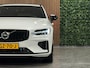 Volvo V60 T8 AWD Recharge Plus Dark | Harman Kardon | Trekhaak | 455pk | 360° Camera | Head-Up Display | Schuifdak | Adaptieve Cruise Control | Stoelverwarming voor+achter | Stuurwielverwarming | Pilot Assist | BLIS Dode Hoek Detectie | Elektrische voorstoelen geheugen | Nappa Lederen bekleding | Zitting verlenging voorstoelen | 18 Inch | Google Infotainment | Keyless Drive | Parkeersensoren voor+achter | Privacy Glass | Elektrisch bedienbare achterklep | DAB Radio | Apple Carplay/Android Auto | Volvo On Call met mobiele App functie | Crystal White Metallic |