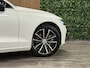 Volvo V60 T8 AWD Recharge Plus Dark | Harman Kardon | Trekhaak | 455pk | 360° Camera | Head-Up Display | Schuifdak | Adaptieve Cruise Control | Stoelverwarming voor+achter | Stuurwielverwarming | Pilot Assist | BLIS Dode Hoek Detectie | Elektrische voorstoelen geheugen | Nappa Lederen bekleding | Zitting verlenging voorstoelen | 18 Inch | Google Infotainment | Keyless Drive | Parkeersensoren voor+achter | Privacy Glass | Elektrisch bedienbare achterklep | DAB Radio | Apple Carplay/Android Auto | Volvo On Call met mobiele App functie | Crystal White Metallic |