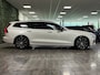Volvo V60 T8 AWD Recharge Plus Dark | Harman Kardon | Trekhaak | 455pk | 360° Camera | Head-Up Display | Schuifdak | Adaptieve Cruise Control | Stoelverwarming voor+achter | Stuurwielverwarming | Pilot Assist | BLIS Dode Hoek Detectie | Elektrische voorstoelen geheugen | Nappa Lederen bekleding | Zitting verlenging voorstoelen | 18 Inch | Google Infotainment | Keyless Drive | Parkeersensoren voor+achter | Privacy Glass | Elektrisch bedienbare achterklep | DAB Radio | Apple Carplay/Android Auto | Volvo On Call met mobiele App functie | Crystal White Metallic |