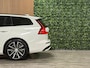 Volvo V60 T8 AWD Recharge Plus Dark | Harman Kardon | Trekhaak | 455pk | 360° Camera | Head-Up Display | Schuifdak | Adaptieve Cruise Control | Stoelverwarming voor+achter | Stuurwielverwarming | Pilot Assist | BLIS Dode Hoek Detectie | Elektrische voorstoelen geheugen | Nappa Lederen bekleding | Zitting verlenging voorstoelen | 18 Inch | Google Infotainment | Keyless Drive | Parkeersensoren voor+achter | Privacy Glass | Elektrisch bedienbare achterklep | DAB Radio | Apple Carplay/Android Auto | Volvo On Call met mobiele App functie | Crystal White Metallic |