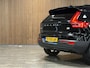 Volvo XC40 T5 Recharge R-Design | Schuifdak | Trekhaak | Parkeercamera | Adaptieve Cruise Control | Stoel en Stuurwielverwarming | Privacy Glass | 19 Inch | Microtech / alcantara bekleding met wit stiksel en bies | Zitting verlenging voorstoelen | Pilot Assist | BLIS Dode Hoek Detectie | Keyless Drive | Parkeersensoren voor+achter | Privacy Glass | Elektrisch bedienbare achterklep | DAB Radio | Apple Carplay/Android Auto | Volvo On Call met mobiele App functie | Onyx Black Metallic |