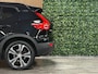 Volvo XC40 T5 Recharge R-Design | Schuifdak | Trekhaak | Parkeercamera | Adaptieve Cruise Control | Stoel en Stuurwielverwarming | Privacy Glass | 19 Inch | Microtech / alcantara bekleding met wit stiksel en bies | Zitting verlenging voorstoelen | Pilot Assist | BLIS Dode Hoek Detectie | Keyless Drive | Parkeersensoren voor+achter | Privacy Glass | Elektrisch bedienbare achterklep | DAB Radio | Apple Carplay/Android Auto | Volvo On Call met mobiele App functie | Onyx Black Metallic |