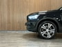 Volvo XC40 T5 Recharge R-Design | Schuifdak | Trekhaak | Parkeercamera | Adaptieve Cruise Control | Stoel en Stuurwielverwarming | Privacy Glass | 19 Inch | Microtech / alcantara bekleding met wit stiksel en bies | Zitting verlenging voorstoelen | Pilot Assist | BLIS Dode Hoek Detectie | Keyless Drive | Parkeersensoren voor+achter | Privacy Glass | Elektrisch bedienbare achterklep | DAB Radio | Apple Carplay/Android Auto | Volvo On Call met mobiele App functie | Onyx Black Metallic |