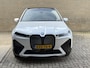 BMW iX xDrive40 Sportpakket 77kWh | SOH 98% | Sky Lounge | Trekhaak | 22 inch velgen | Driving Ass. Prof. | Harman&kardon | 360 camera | Laser LED | Head up | Stoel&stuurverwarming | Full-LED | DAB | Apple CarPlay / Android Auto | Elektrisch verstelbare stoelen en stuurkolom