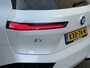 BMW iX xDrive40 Sportpakket 77kWh | SOH 98% | Sky Lounge | Trekhaak | 22 inch velgen | Driving Ass. Prof. | Harman&kardon | 360 camera | Laser LED | Head up | Stoel&stuurverwarming | Full-LED | DAB | Apple CarPlay / Android Auto | Elektrisch verstelbare stoelen en stuurkolom