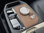BMW iX xDrive40 Sportpakket 77kWh | SOH 98% | Sky Lounge | Trekhaak | 22 inch velgen | Driving Ass. Prof. | Harman&kardon | 360 camera | Laser LED | Head up | Stoel&stuurverwarming | Full-LED | DAB | Apple CarPlay / Android Auto | Elektrisch verstelbare stoelen en stuurkolom