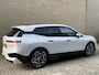 BMW iX xDrive40 Sportpakket 77kWh | SOH 98% | Sky Lounge | Trekhaak | 22 inch velgen | Driving Ass. Prof. | Harman&kardon | 360 camera | Laser LED | Head up | Stoel&stuurverwarming | Full-LED | DAB | Apple CarPlay / Android Auto | Elektrisch verstelbare stoelen en stuurkolom