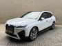 BMW iX xDrive40 Sportpakket 77kWh | SOH 98% | Sky Lounge | Trekhaak | 22 inch velgen | Driving Ass. Prof. | Harman&kardon | 360 camera | Laser LED | Head up | Stoel&stuurverwarming | Full-LED | DAB | Apple CarPlay / Android Auto | Elektrisch verstelbare stoelen en stuurkolom
