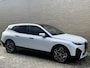 BMW iX xDrive40 Sportpakket 77kWh | SOH 98% | Sky Lounge | Trekhaak | 22 inch velgen | Driving Ass. Prof. | Harman&kardon | 360 camera | Laser LED | Head up | Stoel&stuurverwarming | Full-LED | DAB | Apple CarPlay / Android Auto | Elektrisch verstelbare stoelen en stuurkolom