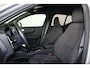 Volvo XC40 Extened Range Core 82 kWh - IntelliSafe Assist & Surround - Parkeercamera achter - Verwarmde voorstoelen, stuur & achterbank - Parkeersensoren voor & achter - Draadloze tel. lader - Warmtepomp - Extra getint glas - Inklapbare trekhaak - 19' LMV