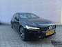 Volvo V60 2.0 T6 Recharge AWD R-Design | Plug-in Hybrid (PHEV) | Trekhaak | Harman Kardon Audio | 360 Graden Camera | Parkeersensoren | Keyless Entry | Elektrische Achterklep | Elektrisch Verstelbare Voorstoelen | Stoelverwarming voor en achter | Cruise Control Adaptief | BLIS | Navigatie | Apple Carplay | Android Auto