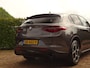 Alfa Romeo Stelvio 2.0 T AWD Velocest. | Carplay!! | Flippers | All-Black! | Donkere hemelbekl.