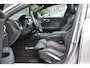 Volvo V60 T8 Plug-in hybrid AWD Ultra Dark | Panoramadak | Trekhaak | 360 graden camera | Head-up display | Verwarmbare voorstoelen, achterbank en stuurwiel | Premium audio by Harman Kardon | Apple carplay/Android auto