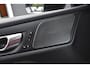 Volvo V60 T8 Plug-in hybrid AWD Ultra Dark | Panoramadak | Trekhaak | 360 graden camera | Head-up display | Verwarmbare voorstoelen, achterbank en stuurwiel | Premium audio by Harman Kardon | Apple carplay/Android auto