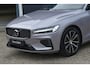 Volvo V60 T8 Plug-in hybrid AWD Ultra Dark | Panoramadak | Trekhaak | 360 graden camera | Head-up display | Verwarmbare voorstoelen, achterbank en stuurwiel | Premium audio by Harman Kardon | Apple carplay/Android auto
