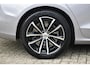 Volvo V60 T8 Plug-in hybrid AWD Ultra Dark | Panoramadak | Trekhaak | 360 graden camera | Head-up display | Verwarmbare voorstoelen, achterbank en stuurwiel | Premium audio by Harman Kardon | Apple carplay/Android auto