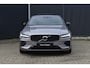 Volvo V60 T8 Plug-in hybrid AWD Ultra Dark | Panoramadak | Trekhaak | 360 graden camera | Head-up display | Verwarmbare voorstoelen, achterbank en stuurwiel | Premium audio by Harman Kardon | Apple carplay/Android auto