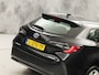 Toyota Corolla 1.8 Hybrid Sport Automaat (APPLE CARPLAY, 1e EIGENAAR, CAMERA, ADAPTIVE CRUISE, SPORTSTOELEN, LED KOPLAMPEN, LANE ASSIST, NIEUWSTAAT)