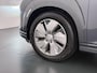 Hyundai Kona Limited 64kWh | 1ste eigenaar | ACCU 98% | LEER | Electrische stoelen | Dodehoekdetectie | AUTOMAAT