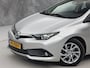 Toyota Auris 1.8 Hybrid Sport Automaat (NAVIGATIE, CAMERA, CRUISE, SPORTSTOELEN, KEYLESS, LM VELGEN, NIEUWSTAAT)