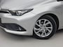 Toyota Auris 1.8 Hybrid Sport Automaat (NAVIGATIE, CAMERA, CRUISE, SPORTSTOELEN, KEYLESS, LM VELGEN, NIEUWSTAAT)