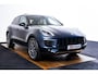 Porsche Macan 2.0 Panoramadak - Luchtvering - Privacybeglazing - Porsche Entry & Drive - Stoelverwarming voorin - Comfort Memory - Stuurwielverwarming - SportDesign dorpelbekledingen -