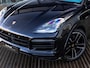 Porsche Cayenne 3.0 E-Hybrid Platinum Edition | SPORTDESIGN | SPORTCHRONO | MOONLIGHTBLUE | ELEKTR. TREKHAAK | SOFTCLOSE | ADAPTIVE CRUISE CONTROL | HEAD-UP | BOSE | 22 INCH | PASM LUCHTVERING | PANORAMA/SCHUIF-KANTELDAK | 18-WEG STOELEN |