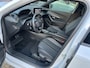Peugeot 2008 1.2 Hybrid 145 PK Allure | NETTO DEAL | Automaat Hybride | BOUWJAAR 6-2026 DEMO MET €10.000 VOORDEEL | 360 Graden Camera | Dode Hoek Detectie | Parkeersensoren V+A | Hoge Zitpositie | Climate Control | Stoelverwarming | Navigatie via Telefoon | Dakrails | Cruise Control | Apple Carplay & Android Auto draadloos | LED Verlichting | 17" Lichtmetalen Velgen |