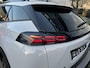 Peugeot 2008 1.2 Hybrid 145 PK Allure | NETTO DEAL | Automaat Hybride | BOUWJAAR 6-2026 DEMO MET €10.000 VOORDEEL | 360 Graden Camera | Dode Hoek Detectie | Parkeersensoren V+A | Hoge Zitpositie | Climate Control | Stoelverwarming | Navigatie via Telefoon | Dakrails | Cruise Control | Apple Carplay & Android Auto draadloos | LED Verlichting | 17" Lichtmetalen Velgen |
