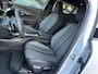 Peugeot 2008 1.2 Hybrid 145 PK Allure | NETTO DEAL | Automaat Hybride | BOUWJAAR 6-2026 DEMO MET €10.000 VOORDEEL | 360 Graden Camera | Dode Hoek Detectie | Parkeersensoren V+A | Hoge Zitpositie | Climate Control | Stoelverwarming | Navigatie via Telefoon | Dakrails | Cruise Control | Apple Carplay & Android Auto draadloos | LED Verlichting | 17" Lichtmetalen Velgen |