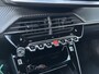 Peugeot 2008 1.2 Hybrid 145 PK Allure | NETTO DEAL | Automaat Hybride | BOUWJAAR 6-2026 DEMO MET €10.000 VOORDEEL | 360 Graden Camera | Dode Hoek Detectie | Parkeersensoren V+A | Hoge Zitpositie | Climate Control | Stoelverwarming | Navigatie via Telefoon | Dakrails | Cruise Control | Apple Carplay & Android Auto draadloos | LED Verlichting | 17" Lichtmetalen Velgen |