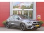 Mercedes-Benz GLA 250 e AMG Line | PANORAMISCH SCHUIF/KANTEL DAK | SFEER VERLICHTING | ELEKTRISCH BEDIENBARE VOORSTOELEN MET GEHEUGENFUNCTIE EN "ZITKINEMATICA" | DRAADLOZE APPLE CARPLAY/ANDROID AUTO | NIGHT PAKKET: DAKRELING ZWART, ZIJRUITEN EN ACHTERRUITEN ZWART, LICHTMETALEN VELGEN 19" ZWART | HEAD UP DISPLAY | REALITY-NAVIGATIE | 360° CAMERA | MULTI BEAM LED KOPLAMPEN | DODEHOEK DETECTIE | ADAPTIVE CRUISE CONTROL | KEYLESS GO | ELEKTRISCH BEDIENBARE ACHTERKLEP | DRAADLOZE TELEFOONLADER | PREMIUM AUDIO | STOEL VERWARMING |