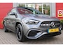 Mercedes-Benz GLA 250 e AMG Line | PANORAMISCH SCHUIF/KANTEL DAK | SFEER VERLICHTING | ELEKTRISCH BEDIENBARE VOORSTOELEN MET GEHEUGENFUNCTIE EN "ZITKINEMATICA" | DRAADLOZE APPLE CARPLAY/ANDROID AUTO | NIGHT PAKKET: DAKRELING ZWART, ZIJRUITEN EN ACHTERRUITEN ZWART, LICHTMETALEN VELGEN 19" ZWART | HEAD UP DISPLAY | REALITY-NAVIGATIE | 360° CAMERA | MULTI BEAM LED KOPLAMPEN | DODEHOEK DETECTIE | ADAPTIVE CRUISE CONTROL | KEYLESS GO | ELEKTRISCH BEDIENBARE ACHTERKLEP | DRAADLOZE TELEFOONLADER | PREMIUM AUDIO | STOEL VERWARMING |