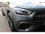 Mercedes-Benz GLA 250 e AMG Line | PANORAMISCH SCHUIF/KANTEL DAK | SFEER VERLICHTING | ELEKTRISCH BEDIENBARE VOORSTOELEN MET GEHEUGENFUNCTIE EN "ZITKINEMATICA" | DRAADLOZE APPLE CARPLAY/ANDROID AUTO | NIGHT PAKKET: DAKRELING ZWART, ZIJRUITEN EN ACHTERRUITEN ZWART, LICHTMETALEN VELGEN 19" ZWART | HEAD UP DISPLAY | REALITY-NAVIGATIE | 360° CAMERA | MULTI BEAM LED KOPLAMPEN | DODEHOEK DETECTIE | ADAPTIVE CRUISE CONTROL | KEYLESS GO | ELEKTRISCH BEDIENBARE ACHTERKLEP | DRAADLOZE TELEFOONLADER | PREMIUM AUDIO | STOEL VERWARMING |