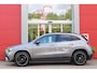 Mercedes-Benz GLA 250 e AMG Line | PANORAMISCH SCHUIF/KANTEL DAK | SFEER VERLICHTING | ELEKTRISCH BEDIENBARE VOORSTOELEN MET GEHEUGENFUNCTIE EN "ZITKINEMATICA" | DRAADLOZE APPLE CARPLAY/ANDROID AUTO | NIGHT PAKKET: DAKRELING ZWART, ZIJRUITEN EN ACHTERRUITEN ZWART, LICHTMETALEN VELGEN 19" ZWART | HEAD UP DISPLAY | REALITY-NAVIGATIE | 360° CAMERA | MULTI BEAM LED KOPLAMPEN | DODEHOEK DETECTIE | ADAPTIVE CRUISE CONTROL | KEYLESS GO | ELEKTRISCH BEDIENBARE ACHTERKLEP | DRAADLOZE TELEFOONLADER | PREMIUM AUDIO | STOEL VERWARMING |
