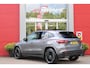 Mercedes-Benz GLA 250 e AMG Line | PANORAMISCH SCHUIF/KANTEL DAK | SFEER VERLICHTING | ELEKTRISCH BEDIENBARE VOORSTOELEN MET GEHEUGENFUNCTIE EN "ZITKINEMATICA" | DRAADLOZE APPLE CARPLAY/ANDROID AUTO | NIGHT PAKKET: DAKRELING ZWART, ZIJRUITEN EN ACHTERRUITEN ZWART, LICHTMETALEN VELGEN 19" ZWART | HEAD UP DISPLAY | REALITY-NAVIGATIE | 360° CAMERA | MULTI BEAM LED KOPLAMPEN | DODEHOEK DETECTIE | ADAPTIVE CRUISE CONTROL | KEYLESS GO | ELEKTRISCH BEDIENBARE ACHTERKLEP | DRAADLOZE TELEFOONLADER | PREMIUM AUDIO | STOEL VERWARMING |