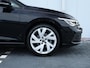 Volkswagen Golf Variant 1.5 eTSI Life 130 pk DSG | Trekhaak | Stoel- en stuurverwarming | Camera | Navigatie via App-connect | 18 inch Velgen