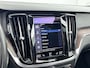 Volvo V60 Cross Country B5 AWD Pro | 19" | Trekhaak | Panoramadak | Head-Up | 360 Camera | Elektr. verst. Stoelen | Full LED | Harman Kardon