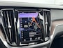 Volvo V60 Cross Country B5 AWD Pro | 19" | Trekhaak | Panoramadak | Head-Up | 360 Camera | Elektr. verst. Stoelen | Full LED | Harman Kardon