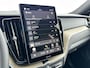 Volvo XC60 T8 Recharge Ultra Dark | 22" | Trekhaak | Luchtvering | Bowers & Wilkins | Getint & Gelamineerd glas | Alarm | Head-up | Panoramadak | 360 Camera | Stoel/stuur/achterbankverwarming