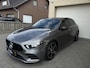 Mercedes-Benz A-klasse 180 AMG Aut Nightpakket Widescreen AmbientLight Keyless SportLeder Led Camera 18" Pdc