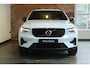 Volvo XC40 B4 Plus Dark | Trekhaak | Panoramadak | Verwarmbare voorstoelen, voorruit en stuurwiel | Premium audio by Harman Kardon | Apple carplay/Android auto | Keyless |