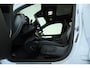 Volvo XC40 B4 Plus Dark | Trekhaak | Panoramadak | Verwarmbare voorstoelen, voorruit en stuurwiel | Premium audio by Harman Kardon | Apple carplay/Android auto | Keyless |